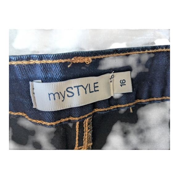 Dark Blue Denim Shorts. Size 16. - Picture 6 of 8